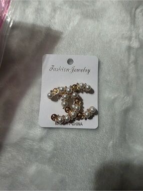 Fashion Jewelry Gold-Tone Pearl Interlocking Brooch